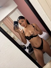 UNA HERMOSA JOVEN FLACA