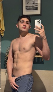 JOVEN LATINO VERGON DE PASO POR PAR DE DíAS