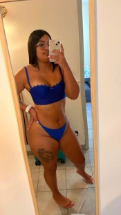 LATINA CON COÑO MOJADITO Y CON GANAS DE FOLLAR