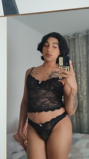 JOVENCITA MORENA DE TETICAS HORMONADAS