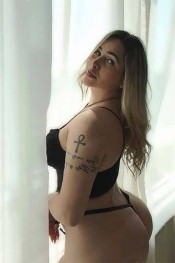 POTENTE RUBIA CON UN OJETE ENORME