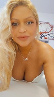 MARCELA  RUBIA CON CURVAS ESPECTACULARES HUESCA