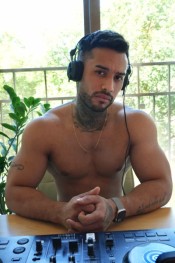 SOY UN HOMBRE GUAPO VENEZOLANO MUY ATRACTIVO DOTAD