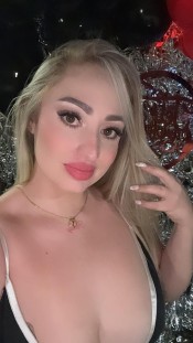 SOY MUY CARIÑOSA, ACURRÚCATE EN MIS PECHOS