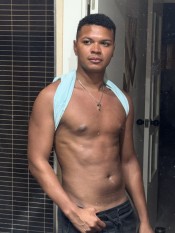 CHICO LATINO DE COMPAñíA COMPLACIENTE