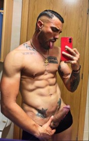 CHICO LATINO MUSCULOSO, HETERO Y MUY DOMINANTE