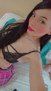 SHEMALE FEMENINA COMPLETA JOVEN COMPLACIENTE