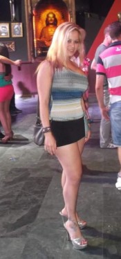 LATINA COMPLACIENTE EN RONDA