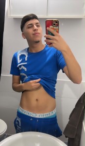 CHICO LATINO DE COMPAñíA COMPLACIENTE
