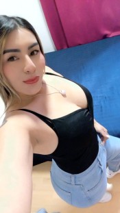 Tú CHICA GUARRA QUE LE ENCANTA CHUPAR POLLA ENSALIVADA