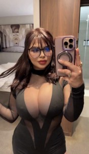TETONA ATRACTIVA Y CACHONDA