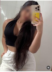 VEN A QUITARME LA ROPA Y DISFRUTA DE MI BELLEZA DESNUDA