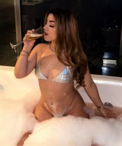 ESTOY MUY MOJADA PARA HACER EL AMOR CONTIGO...
