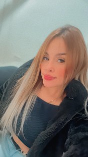 RUBIA GUAPA Y ENCANTADORA