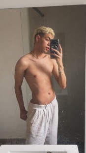 JOVEN LATINO GUAPO Y ALEGRE! BUENOS MOMENTOS