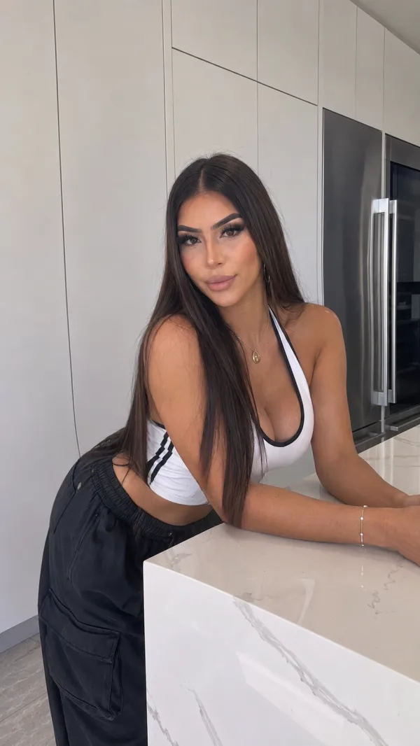 VALERIA – ESCORT TRANS EN BENIDORM | TRANS FEMENINA, ELEGANTE Y DISCRETA