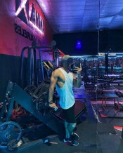 CHICO MASAJISTA Y MáS CON CUERPO DE GYM