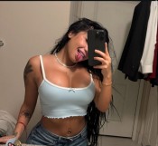 FIESTERA Y MUY CARIÑOSA
