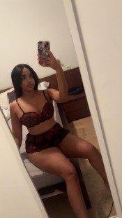 CAROLINA BRASILEÑA EN CAMBRILS — ALEGRE Y COQUETA