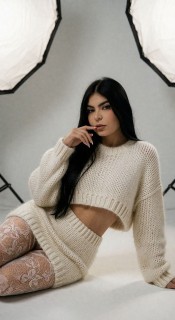 MUJER ARDIENTE  EN LA CAMA CARIÑOSA COMPLACIENTE