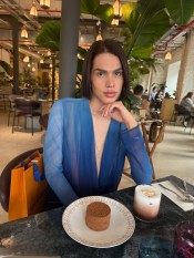 MODELO ROSTO ENCANTADOR FIESTERO Y MAJO