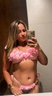 LAURA HOT