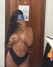 UNA GUAPA MUY GUARRA Y BIEN CACHONDA EN CASA SOLA