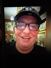 VIEJO MARICONA. QUE LE CHUPAN LOS PESONES. FOLLA CON HOMBRES