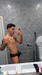 LATINO FIESTERO JOVEN DE 22 AñO FIESTERO EN MáLAGA