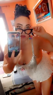 ELEGANTE MUJER LATINA PARA HOMBRE CON BUEN GUSTO
