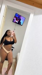 UN RICO BOMBON DE CHOCOLATE, QUIERES COMERME?