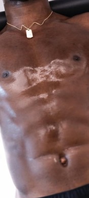 HOLA SOY ALEX UN CHOCOLATITO SEXY