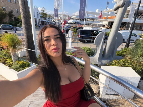 DISPONIBLE EN TENERIFE DIOSA VENEZOLANA LOS CRISTIANOS