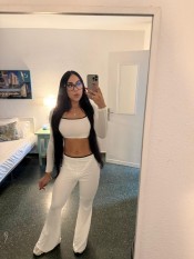COLOMBIANA MUY FEMENINA CON GANAS DE PASARLA BIEN