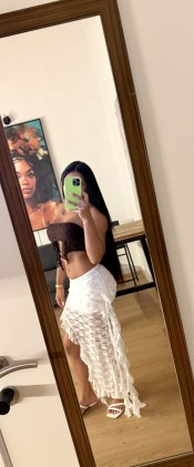 MORENITA DELGADA CON CUERPO FITNESS FIESTERA.