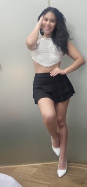 ,ESTOY DE FIESTA Y MUY CACHONDA,ALGUIEN QUE ME COMA EL COñITO