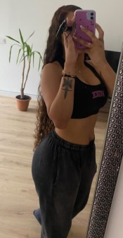 HERMOSA JOVEN  CON GANAS DE FIESTA