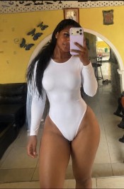 MUÑEQUITA CON EL CONEJITO BIEN HÚMEDO PARA TI!