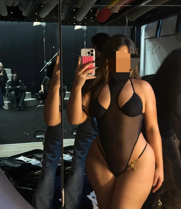 MORENA NOVEDAD CERCA DE TI