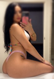 MORENA SEXY , UNA PERRA EN LA CAMA