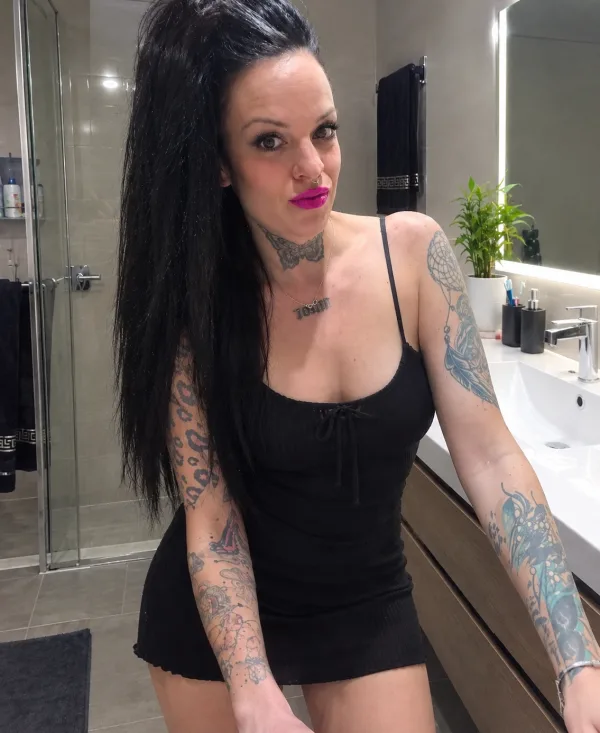 CLAUDIA NOVEDAD ESPAÑOLA SUPER FIESTERA CON TATUAJES......33 AñOS